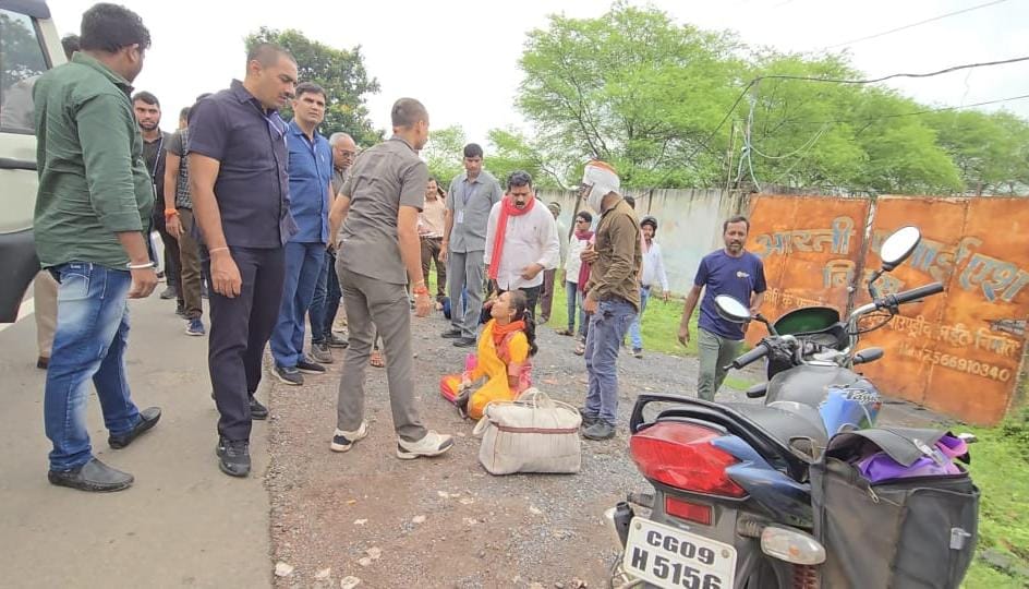 Kabirdham News : उपमुख्यमंत्री श्री विजय शर्मा ने घायल व्यक्ति को तत्काल अस्पताल पहुंचाया