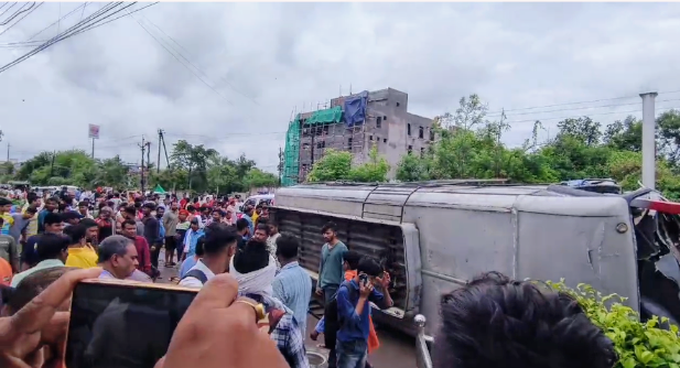 Bilaspur News : यात्रियों से भरी बस अनियंत्रित होकर पलटी, 30 से अधिक घायल, एक मासूम की मौत ,,,