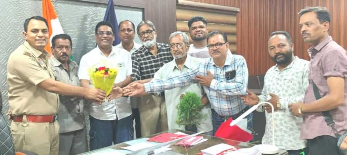 Sarangarh News : सारंगढ़: श्रमजीवी पत्रकार संघ ने एसपी सुनील शर्मा और जिला पंचायत सीईओ ऋषिकेश तिवारी से की सौजन्य मुलाकात