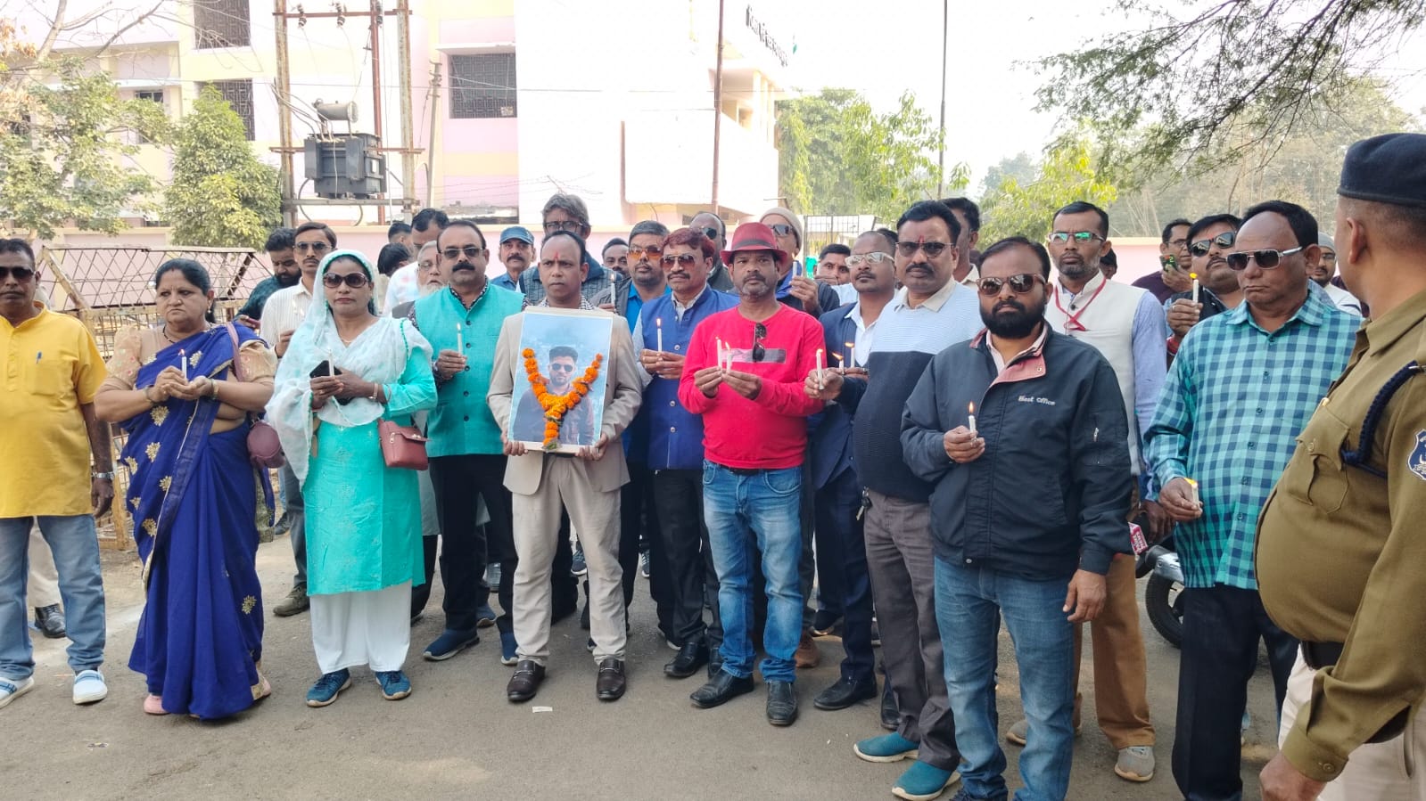 Rajnandgav News : सरकार को दिन में ही मोमबत्ती जलाकर रोशनी दिखाने का प्रयास पत्रकार संगठन ने  किया