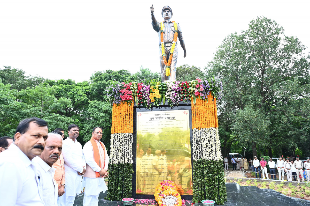 Raipur News : मुख्यमंत्री श्री विष्णु देव साय ने राष्ट्रीय वन शहीद दिवस के अवसर पर वन शहीदों को दी श्रद्धांजलि