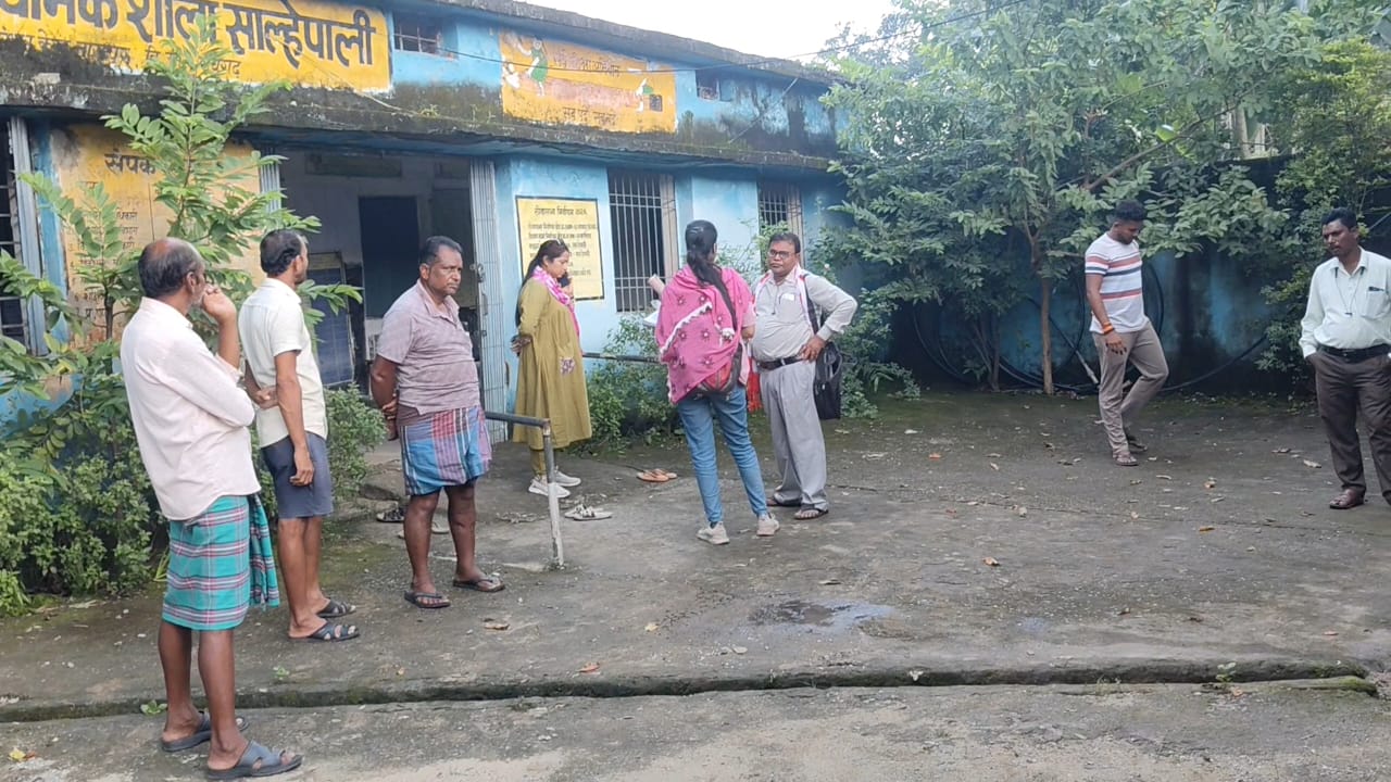 Raigarh news : शिकायतकर्ता का आरोप, रास्ता बंद कर छत तोड़ा, शौचालय भी अवरुद्ध। पढ़े पूरी खबर...
