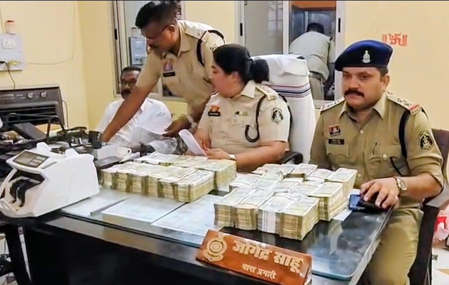 Balod news : कार से 65 लाख कैश बरामद, ड्राइवर से पूछताछ जारी; पैसे जब्त कर आईटी जांच के लिए भेजने की तैयारी