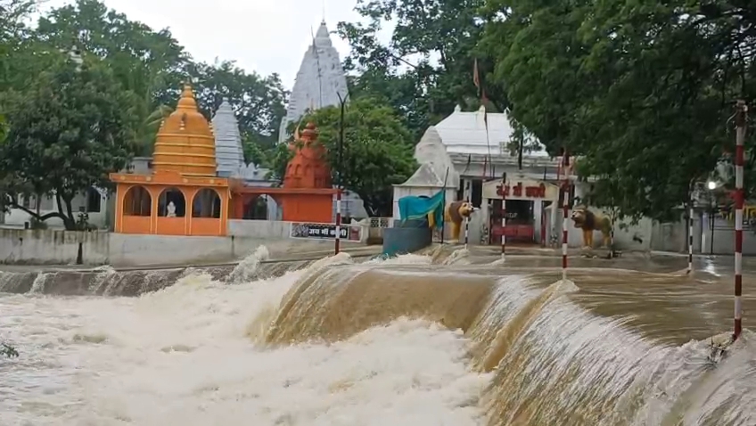 Satangarh news : सारंगढ़: चार दिनों की बारिश से जलभराव, घोघरा नाला के कारण सड़कें बंद