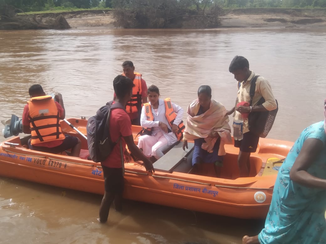 Bijapur News : बाढ़ कंट्रोल पर संपर्क करते ही पहुंचे नगर सेना की टीम गर्भवती महिला सहित अन्य ग्रामीणों को उफनते नदी नालों से कराया पार