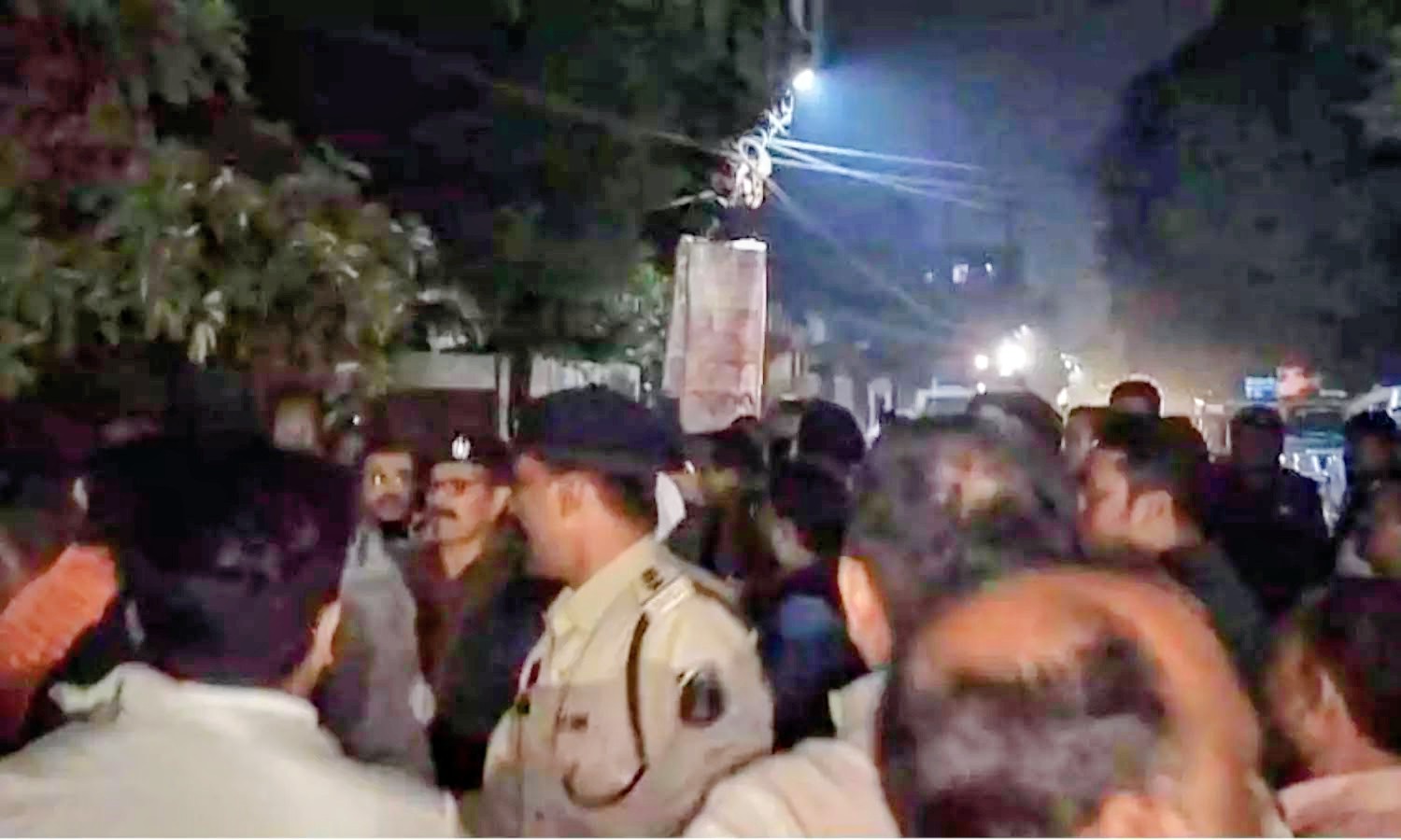 Raipur News : रायपुर पश्चिम विधायक राजेश मूणत के आवास के सामने कांग्रेस व भाजपा कार्यकर्ताओं में तीखी नोकझोंक