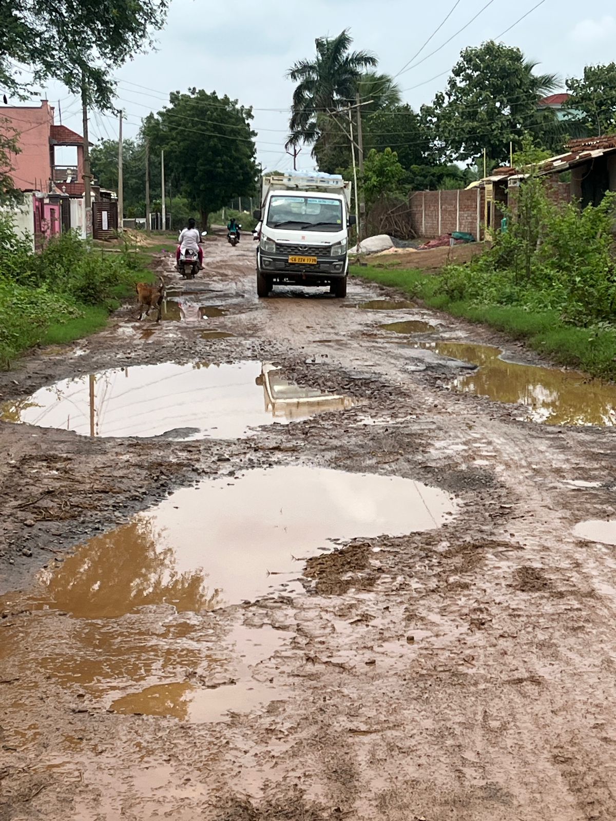 Bilaigarh News : जर्जर सड़क बनी दुर्घटना का मुख्य कारण, ग्रामीणों में पनप रहा है आक्रोश