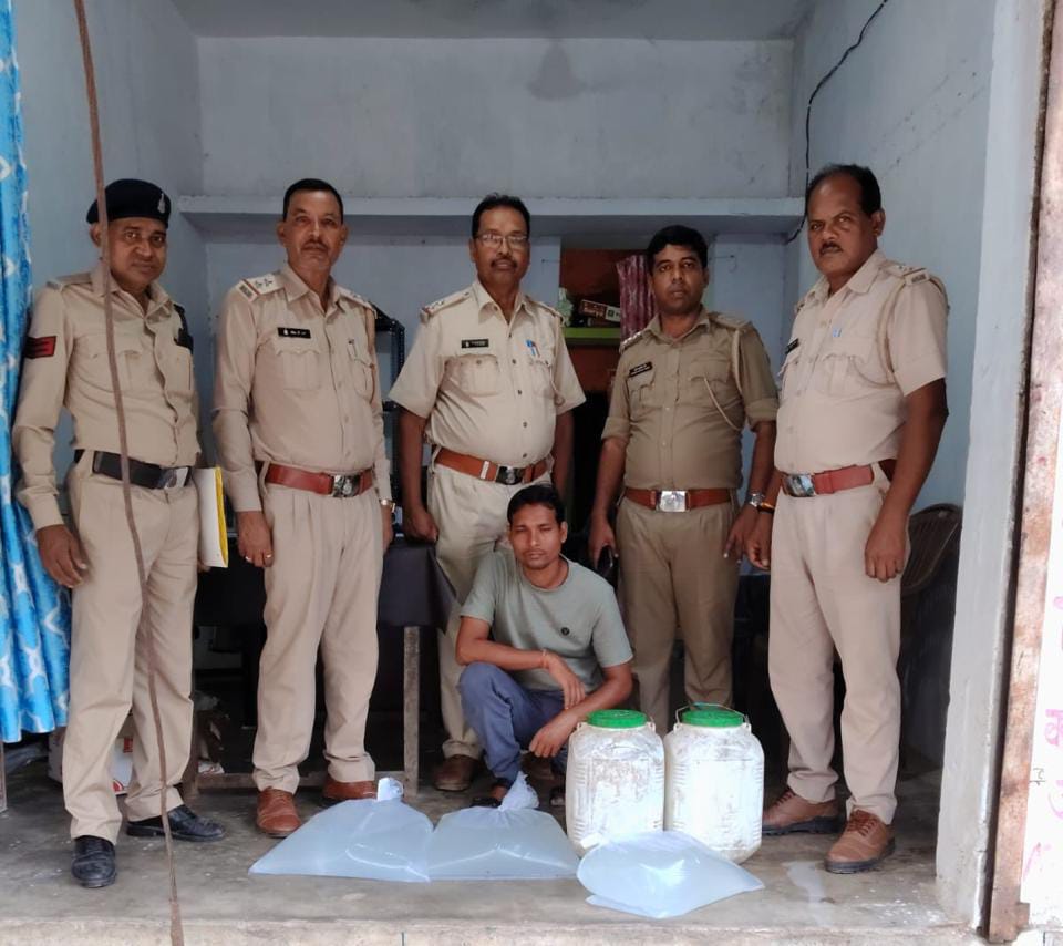 Sarangarh news : 45 हजार के अवैध शराब और सामग्री के साथ आरोपी रंगेहाथ पकड़ाया