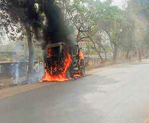 Korba  News : चलती कार में लगी आग, बाल-बाल बचे वाहन सवार