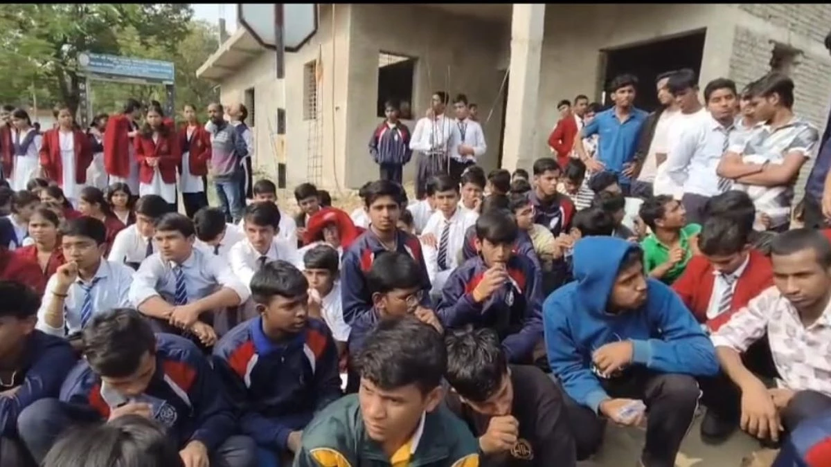 Bilaspur news : नवोदय विद्यालय में छात्र की मौत से आक्रोश, स्कूल के बाहर धरने पर बैठे स्टूडेंट्स