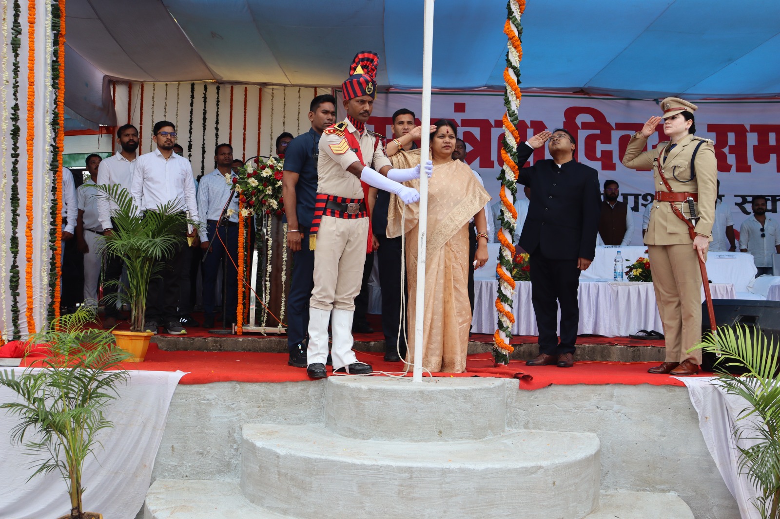 Shakti News : सांसद लोकसभा क्षेत्र जांजगीर - चांपा श्रीमती कमलेश जांगड़े ने फहराया राष्ट्रीय ध्वज और परेड की ली सलामी