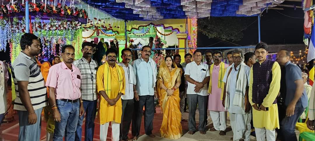 Sarangarh news : विंध्यवासिनी देवी की मंदिर में सारंगढ़ विधायक ने पहुंचकर पूजा अर्चना कर अंचल वासियों के लिए आशीर्वाद मांगे