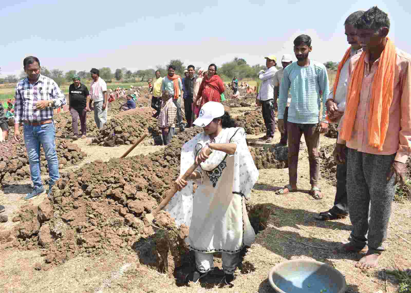 Balod news : भाठागांव में 'नीर क्रांति': 5 हजार ट्रेंच से 27 लाख लीटर जल को भूमि समर्पण, कलेक्टर बनीं श्रमयोगी