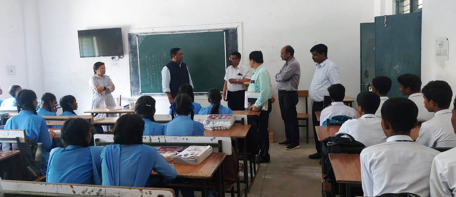Bastar News : बस्तर कमिश्नर ने किया उचित मूल्य की दुकान, स्कूल और आंगनबाड़ी केंद्रों का निरीक्षण