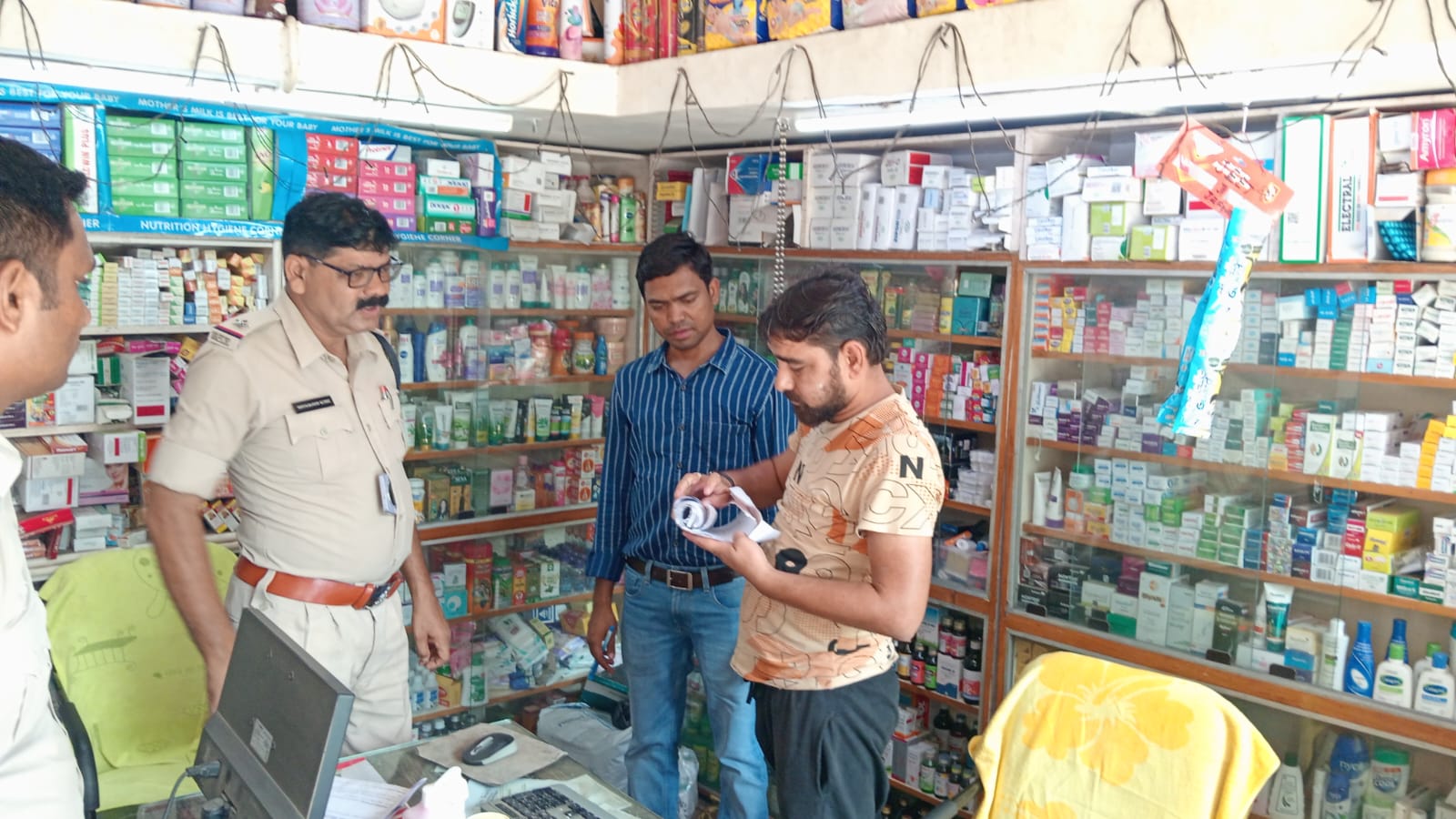 Balodabazar News : नोकार्ड टीम ने मेडिकल स्टोर्स में मारा छापा,नशीली दवाओं के संबध में ली जानकारी