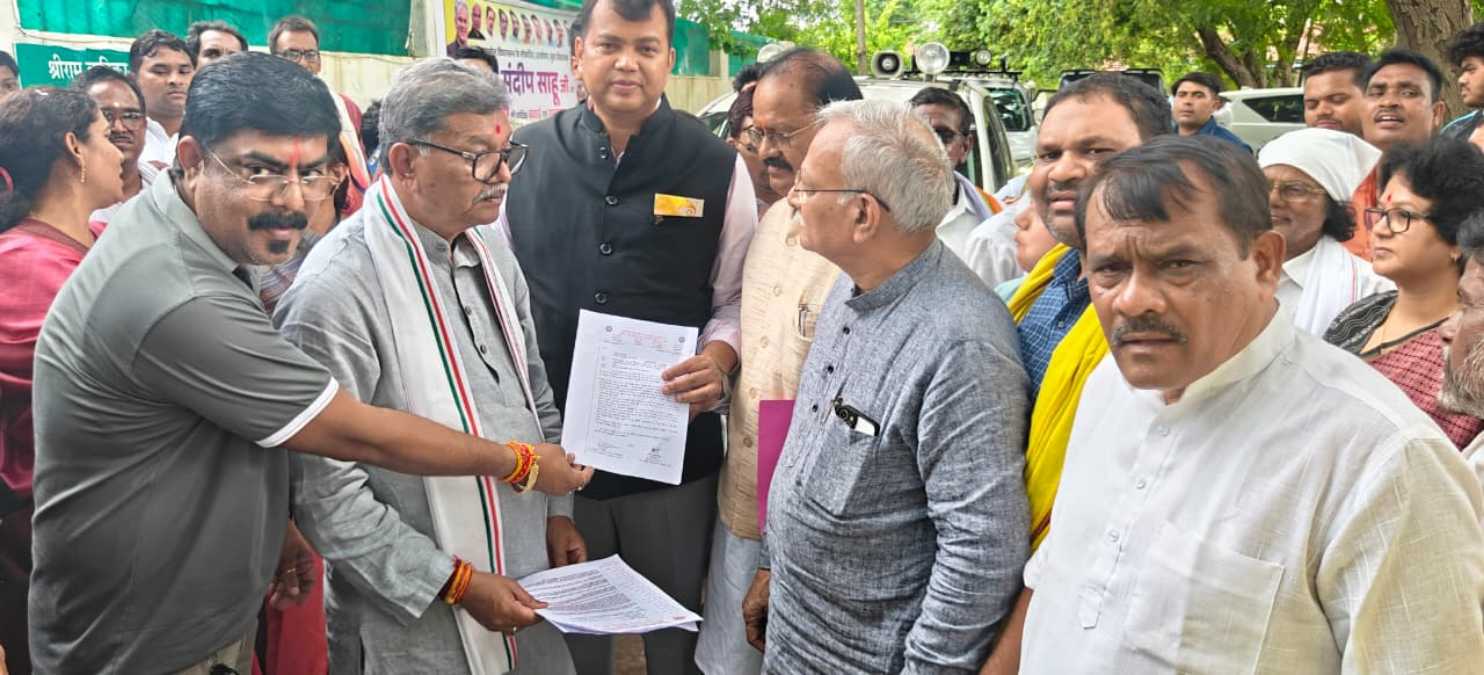 Sarangarh News : कर्मचारियों और पेंशनरों ने जनप्रतिनिधियों को सौंपा ज्ञापन, लंबित महंगाई भत्ता व कैशलेस चिकित्सा सहित प्रमुख मांगें उठाईं