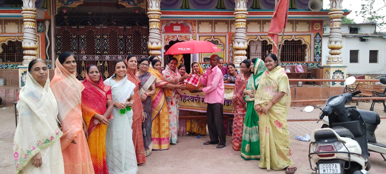 Balod news : अक्षय तृतीया पर माहेश्वरी महिलाओं का नेक कार्य: शिव मंदिर में राहगीरों को मुफ्त शीतल शरबत