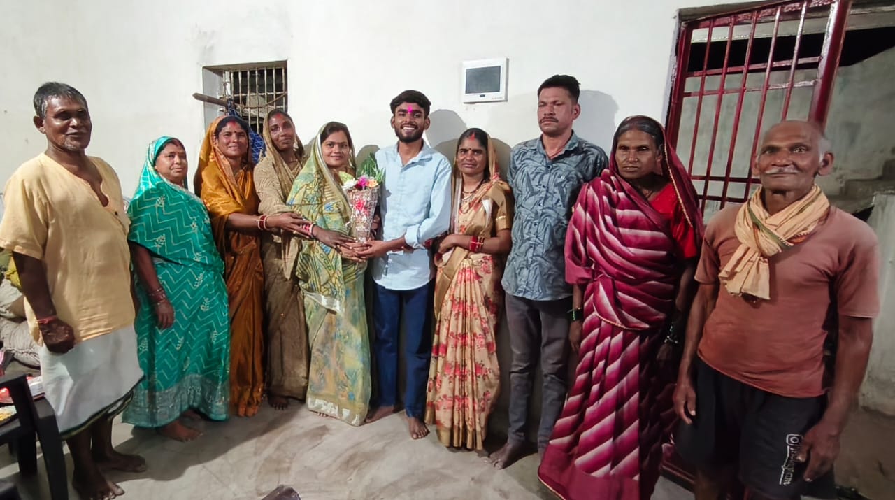 Durg news : होनहार चंद्रकांत का भारतीय सेना अग्निवीर में चयन, ग्रामीणों ने ढोल- डीजे के साथ भव्य स्वागत