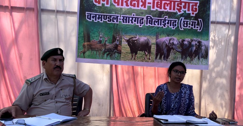 Bilaigarh News : मानव वन्यप्राणी द्वंद पर कार्यशाला का किया गया आयोजन  एसडीओ अमिता गुप्ता ने लोगो को किया जागरूक