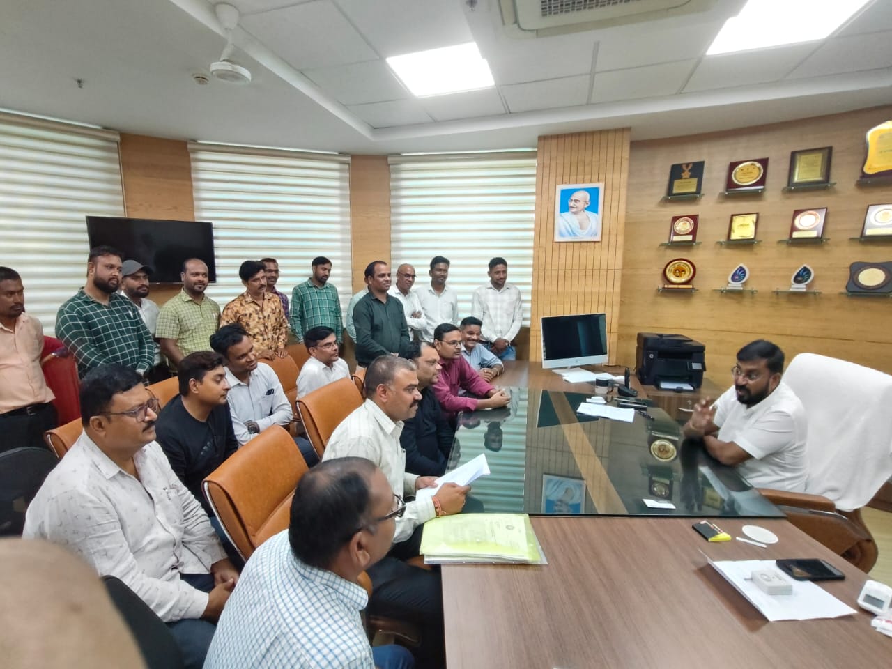 Raipur News : छ ग प्रदेश राष्ट्रीय स्वास्थ्य मिशन (एनएचएम) के कर्मचारी मिशन संचालक से मिले