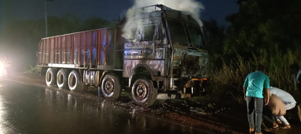 RJN News : नया बस स्टैंड के पास ट्रक जलकर खाक हुआ ट्रक ड्राइवर   और मालिक का खोजबीन
