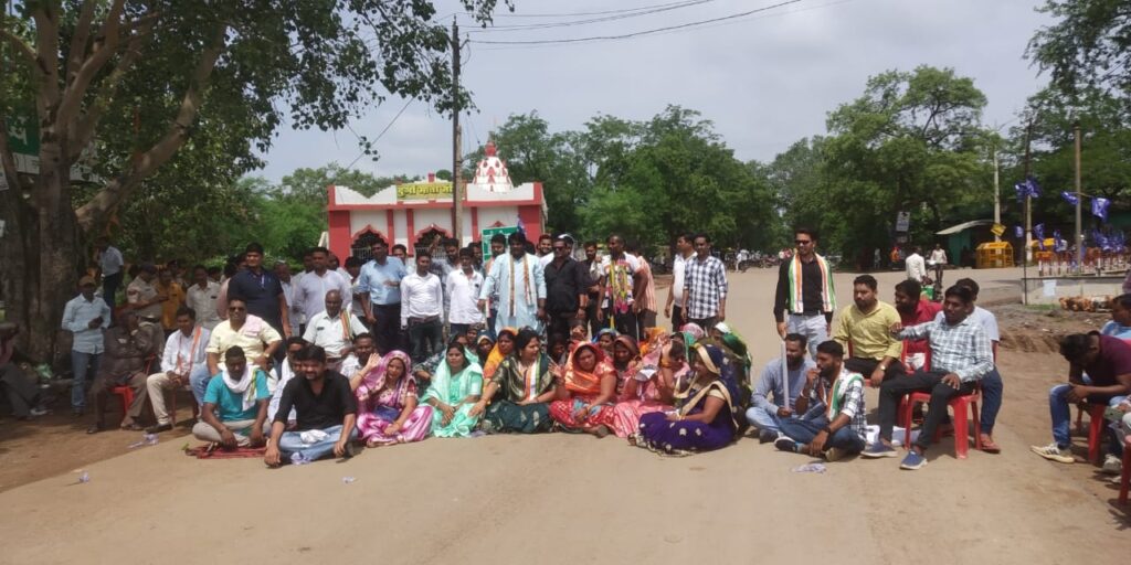 Bilaigarh News : बिलाईगढ विधायक सहित नगरवासियों द्वारा नगर भटगांव में चक्काजाम कर,,,, कर रहे प्रदर्शन