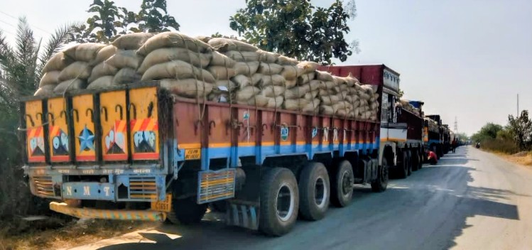 Balod news : ट्रकों ने किया बाईपास पर कब्जा: धर्मकांटा की लापरवाही से बधमरा तक जाम का कहर