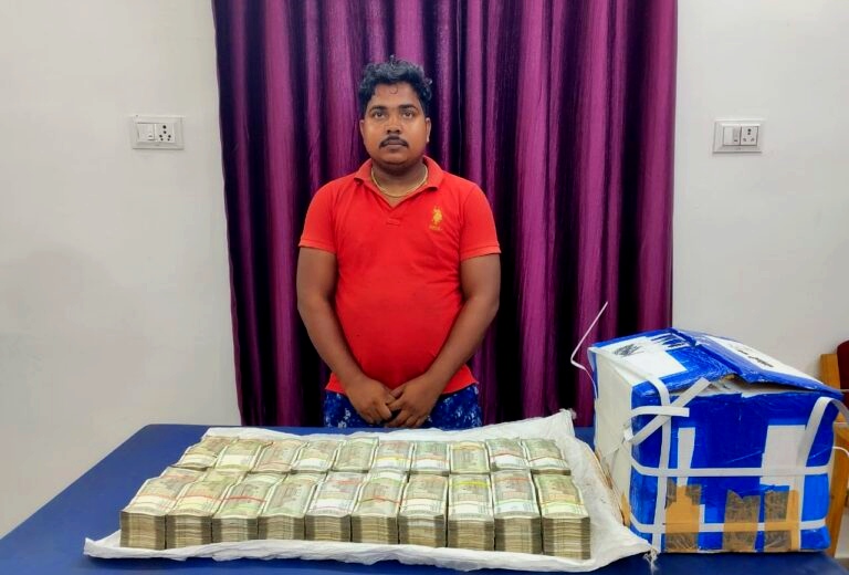 Raipur News : आरंग में पुलिस नाका बन्दी कर की जा रही  चेकिंग के दौरान पिकअप से लाखो रु केस …..कार्टून में रखे  50 लाख रुपये जप्त