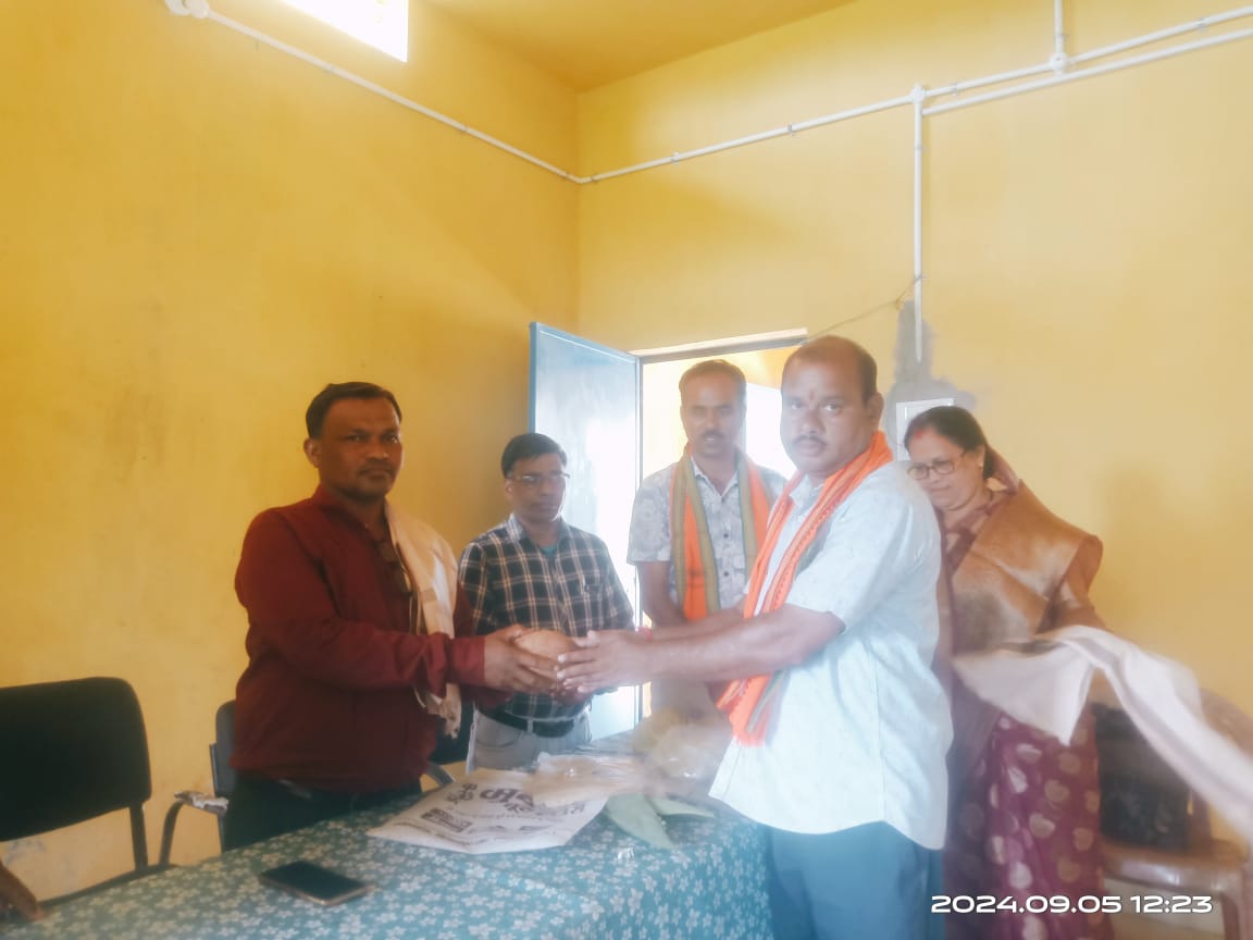 Sarangarh Bilaigarh News: प्राथमिक शाला में शिक्षक दिवस पर शिक्षकों का शाल श्रीफल से हुआ सम्मान
