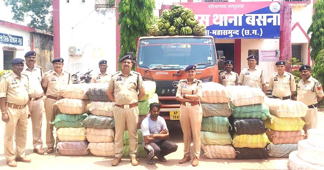 Mahasamund news : ओडिशा–यूपी मार्ग पर गांजा तस्करी का भंडाफोड़: केले की आड़ में 9 क्विंटल माल जब्त, 4.56 करोड़ की खेप, चालक गिरफ्तार