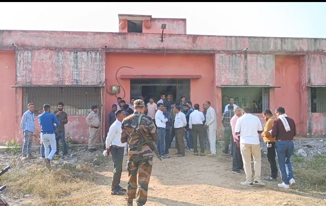Dhamtari news: EVM की सुरक्षा कर रहे आरक्षक ने खुद को गोली मारकर की आत्महत्या…