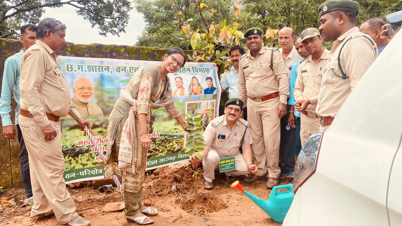 Sarangarh Bilaigarh News : समस्या निवारण शिविर में पौधों का निशुल्क वितरण