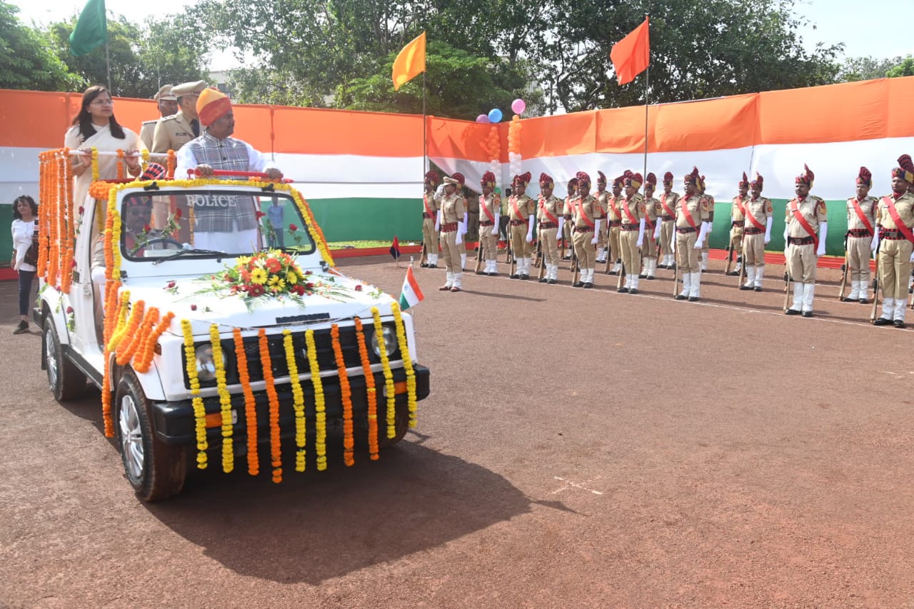 Durg News : मंत्री श्री केदार कश्यप ने मुख्य समारोह स्थल पुलिस परेड ग्राऊण्ड में ध्वजारोहरण कर परेड की सलामी ली।