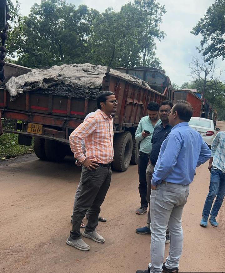 Raigarh News : ओवरलोड,अवैध पार्किंग पर 5 वाहनों पर हुई कार्यवाही 65,900 रूपये का लगाया जुर्माना