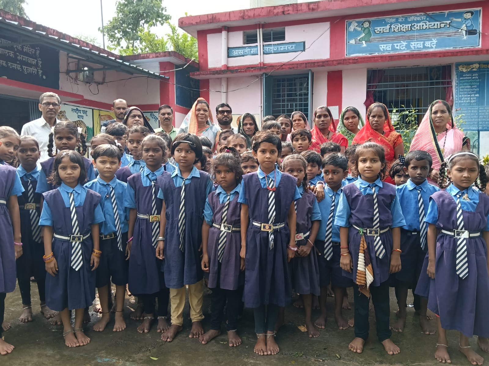 Balod news : स्कूली बच्चों को न्यौता भोज कराकर अकलवारा सरपंच श्री मति उतरा मरकाम ने पं दिन दयाल उपाध्याय को किया याद