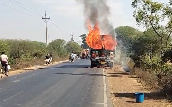 Raipur news : चावल से लदे ट्रक में आग लगने से अफरातफरी, ड्राइवर ने कूदकर बचाई जान