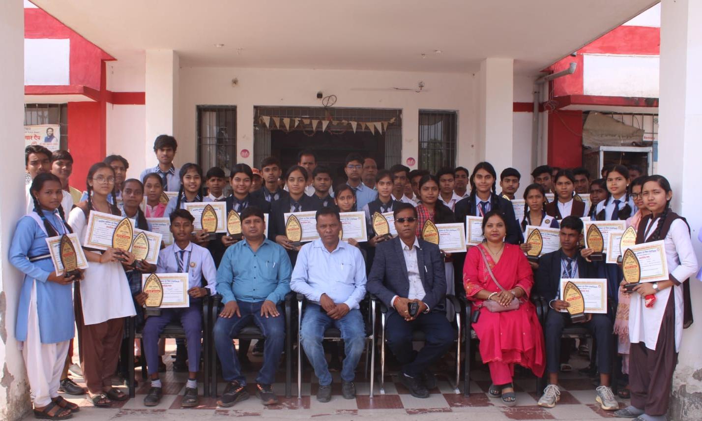 Sarangarh news : कलेक्टर डॉ. संजय कन्नौजे ने 10 वी 12 वी टॉपर विद्यार्थियों का किया सम्मान