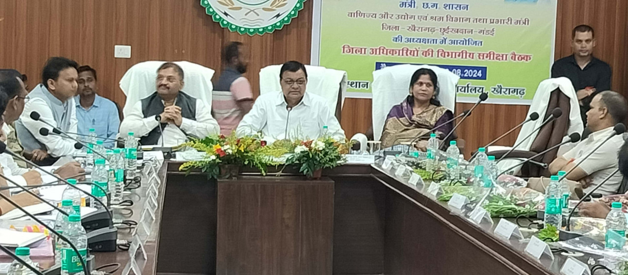 Raipur News : शासन की जनकल्याणकारी योजनाओं का जमीनी स्तर पर क्रियान्वयन हो - प्रभारी मंत्री श्री देवांगन