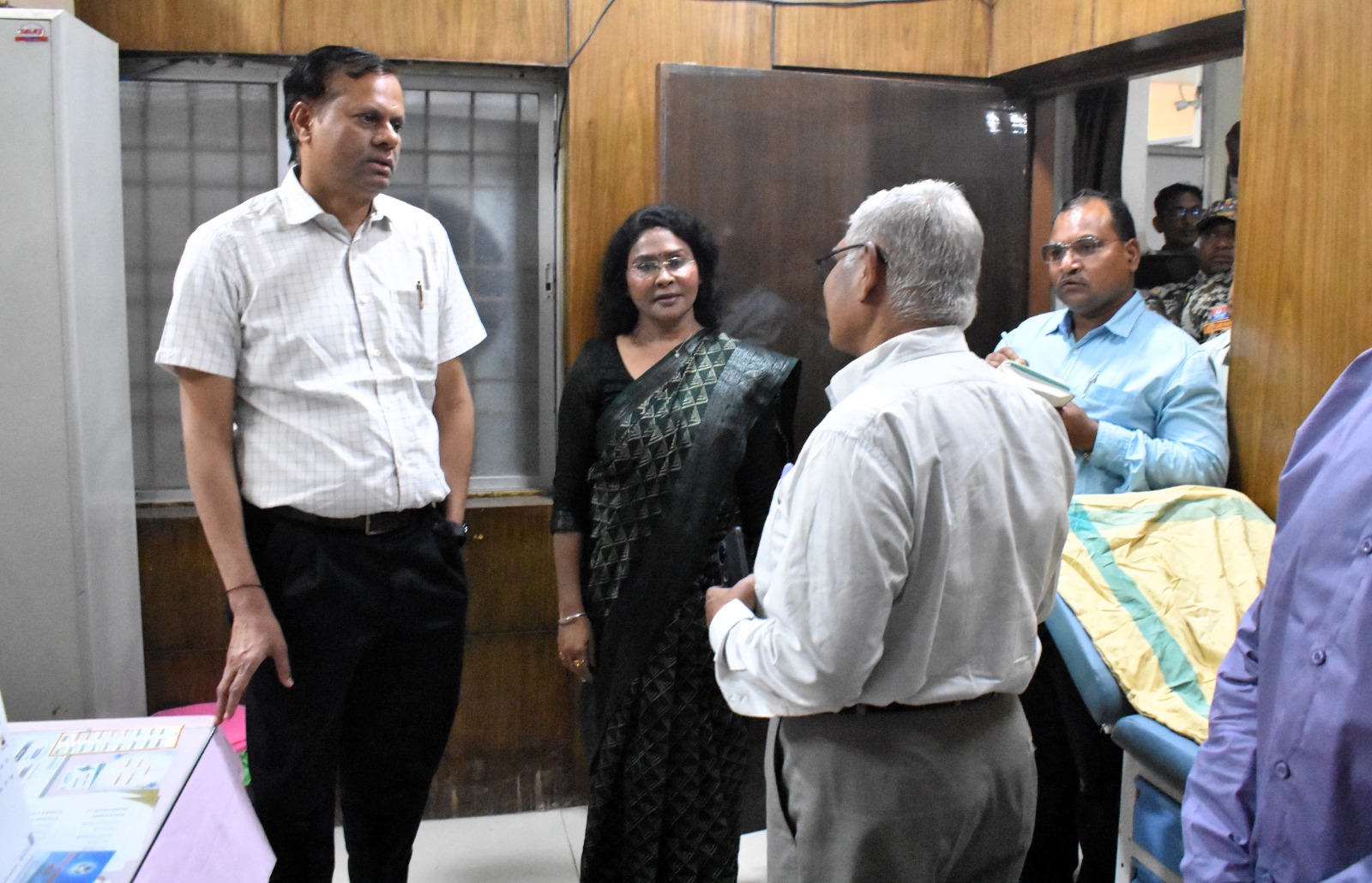 Balod news : सीएमएचओ की आदिवासी ब्लॉक स्वास्थ्य केंद्र निरीक्षण यात्रा पर विवाद: मीडिया प्रचार से छवि खराब करने का आरोप