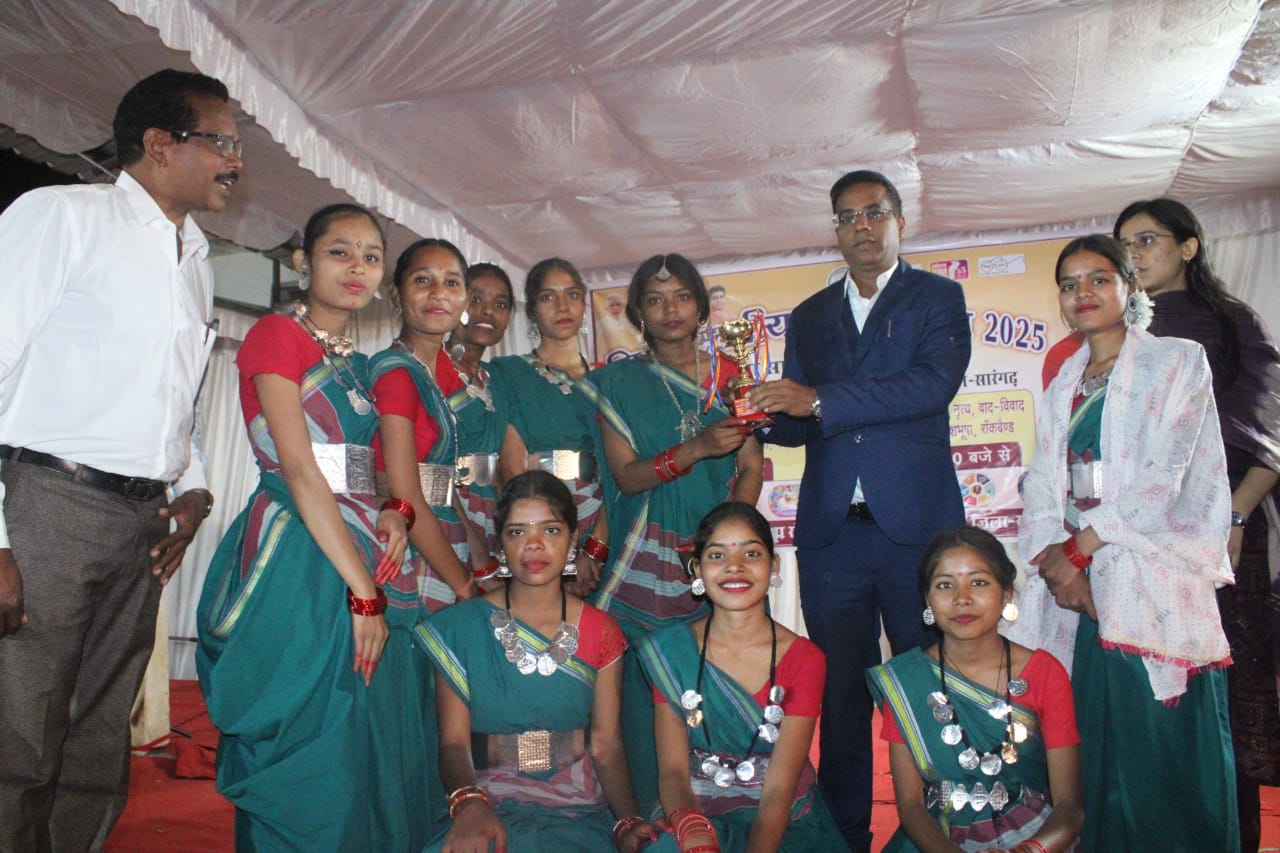 Sarangarh news : सारंगढ़ में युवा उत्सव का जलवा: कलेक्टर डॉ. संजय कन्नौजे ने सफलता का मंत्र साझा किया