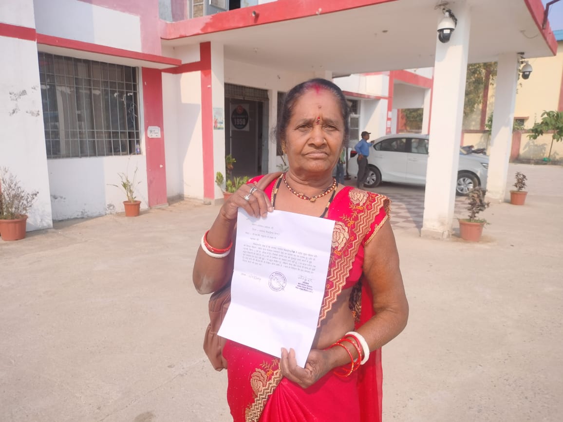 Sarangarh News : सिस्टम ने सरपंच की कमर तोड डाले , गांव में विकास हुआ गोल दो साल से अधिकारी लोगो के दफ़्तर में गुहार लगाकर घिस गई चप्पल  _सरपंच