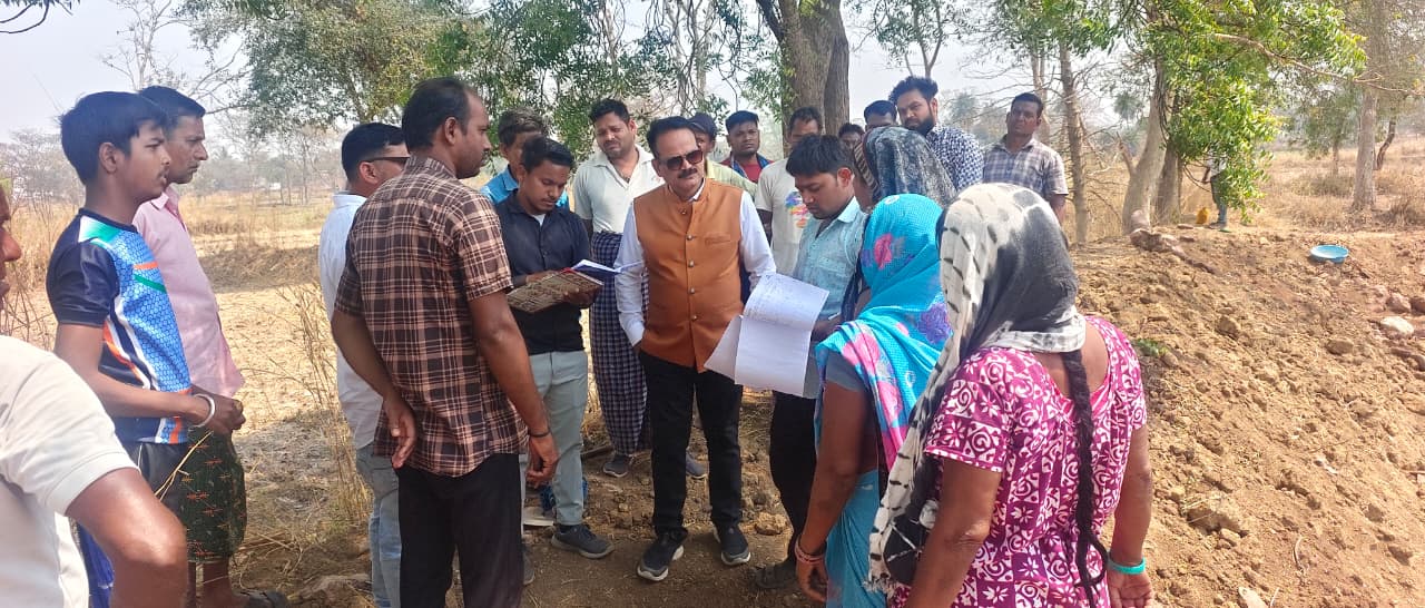 Sarangarh news : मनरेगा में 'औचित्य जांच': पांडे का तीन ब्लॉकों में धुंआधार निरीक्षण अभियान